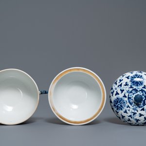 Een paar Chinese blauw-witte dekselkommen met lotusslingers, 19e eeuw — foto 8