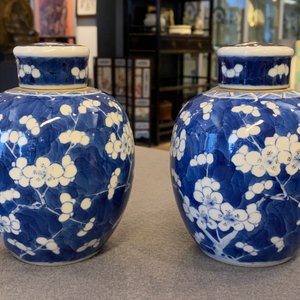 Een paar Chinese blauw-witte dekselkommen op voet en een paar dekselvaasjes, 19e eeuw — foto 12
