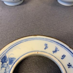 Een paar Chinese blauw-witte dekselkommen op voet en een paar dekselvaasjes, 19e eeuw — foto 18