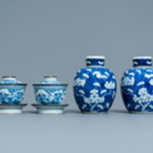 Een paar Chinese blauw-witte dekselkommen op voet en een paar dekselvaasjes, 19e eeuw — foto 2