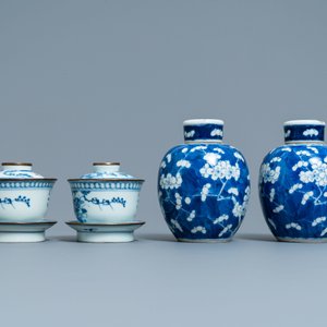 Een paar Chinese blauw-witte dekselkommen op voet en een paar dekselvaasjes, 19e eeuw — foto 5