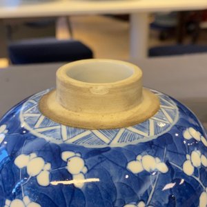 Een paar Chinese blauw-witte dekselkommen op voet en een paar dekselvaasjes, 19e eeuw — foto 10