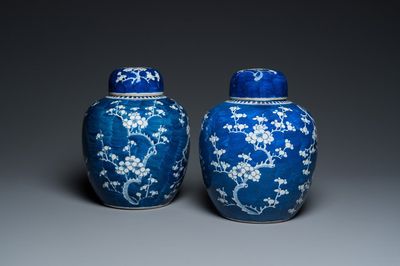 Een paar Chinese blauw-witte dekselpotten, 19e eeuw