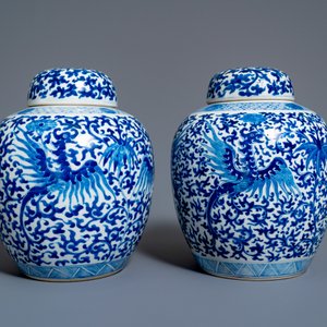 Een paar Chinese blauw-witte dekselpotten met feniksen, Kangxi merk, 19e eeuw — foto 2