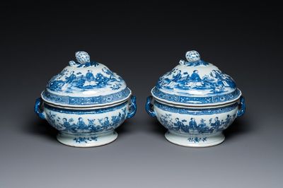 Een paar Chinese blauw-witte dekselterrines met vrouwen in een tuin, Qianlong