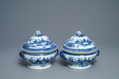 Een paar Chinese blauw-witte dekselterrines met vrouwen in een tuin, Qianlong