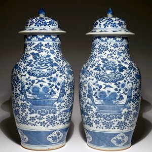 Een paar Chinese blauw-witte dekselvazen, 19e eeuw — foto 3