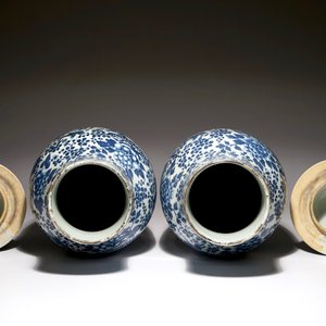 Een paar Chinese blauw-witte dekselvazen, 19e eeuw — foto 4