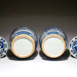 Een paar Chinese blauw-witte dekselvazen, 19e eeuw — foto 5
