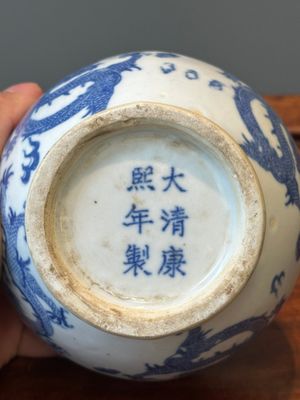Een paar Chinese blauw-witte dekselvazen en drie potten, 19e eeuw — foto 11