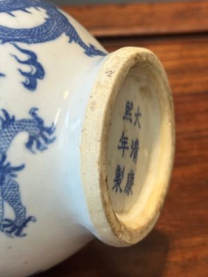 Een paar Chinese blauw-witte dekselvazen en drie potten, 19e eeuw — foto 12