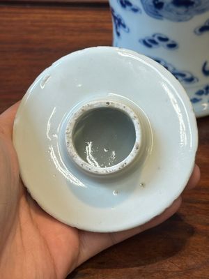 Een paar Chinese blauw-witte dekselvazen en drie potten, 19e eeuw — foto 20
