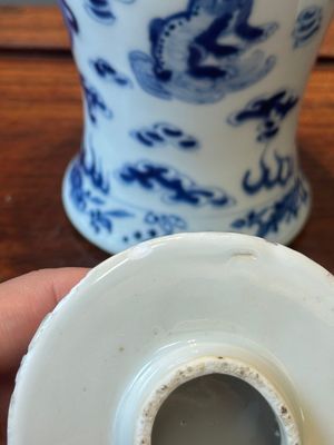 Een paar Chinese blauw-witte dekselvazen en drie potten, 19e eeuw — foto 21