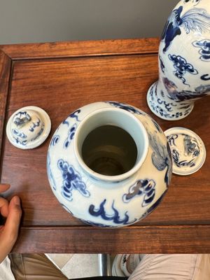Een paar Chinese blauw-witte dekselvazen en drie potten, 19e eeuw — foto 23