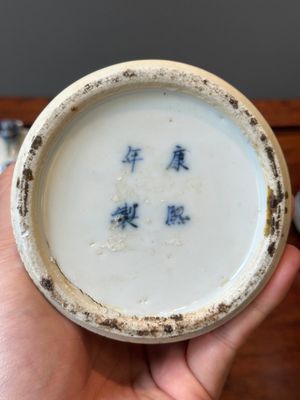 Een paar Chinese blauw-witte dekselvazen en drie potten, 19e eeuw — foto 28