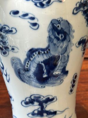Een paar Chinese blauw-witte dekselvazen en drie potten, 19e eeuw — foto 33