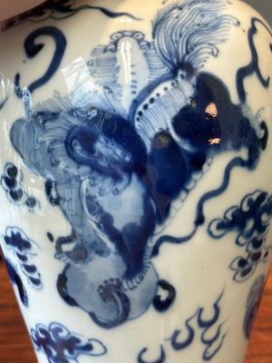 Een paar Chinese blauw-witte dekselvazen en drie potten, 19e eeuw — foto 34