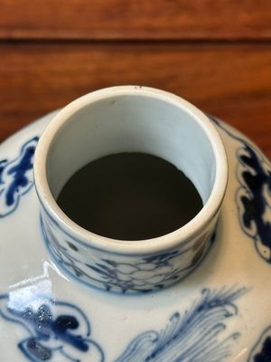 Een paar Chinese blauw-witte dekselvazen en drie potten, 19e eeuw — foto 36
