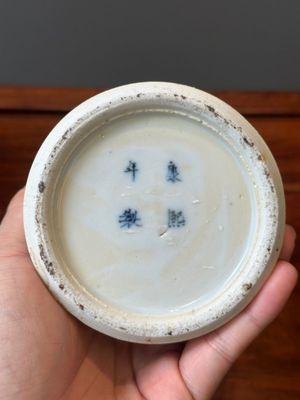 Een paar Chinese blauw-witte dekselvazen en drie potten, 19e eeuw — foto 37
