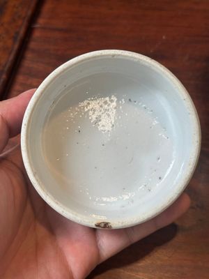 Een paar Chinese blauw-witte dekselvazen en drie potten, 19e eeuw — foto 45