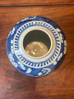 Een paar Chinese blauw-witte dekselvazen en drie potten, 19e eeuw — foto 47