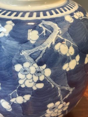 Een paar Chinese blauw-witte dekselvazen en drie potten, 19e eeuw — foto 48