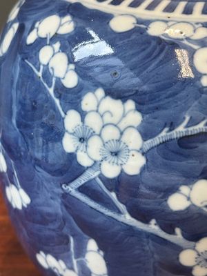 Een paar Chinese blauw-witte dekselvazen en drie potten, 19e eeuw — foto 49