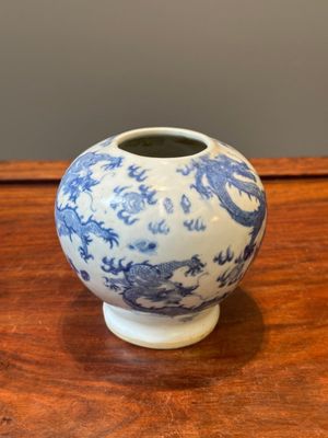 Een paar Chinese blauw-witte dekselvazen en drie potten, 19e eeuw — foto 5