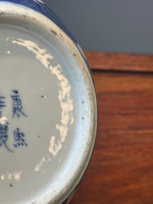 Een paar Chinese blauw-witte dekselvazen en drie potten, 19e eeuw — foto 53