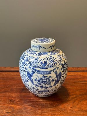 Een paar Chinese blauw-witte dekselvazen en drie potten, 19e eeuw — foto 56