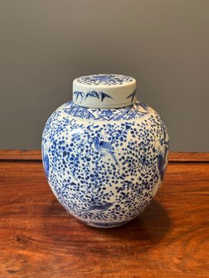 Een paar Chinese blauw-witte dekselvazen en drie potten, 19e eeuw — foto 57