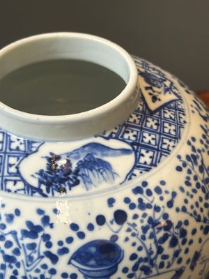 Een paar Chinese blauw-witte dekselvazen en drie potten, 19e eeuw — foto 60