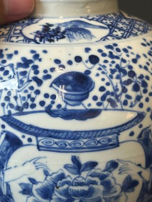 Een paar Chinese blauw-witte dekselvazen en drie potten, 19e eeuw — foto 61