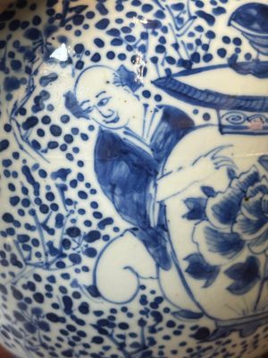 Een paar Chinese blauw-witte dekselvazen en drie potten, 19e eeuw — foto 62