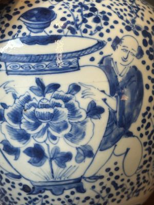 Een paar Chinese blauw-witte dekselvazen en drie potten, 19e eeuw — foto 63