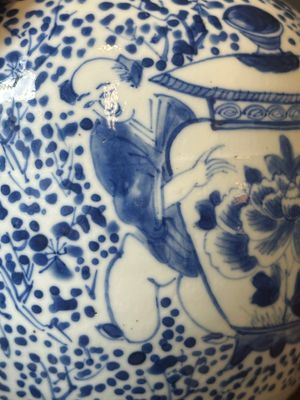 Een paar Chinese blauw-witte dekselvazen en drie potten, 19e eeuw — foto 66