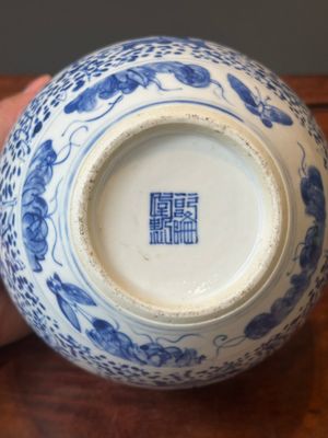 Een paar Chinese blauw-witte dekselvazen en drie potten, 19e eeuw — foto 67
