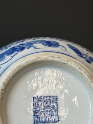 Een paar Chinese blauw-witte dekselvazen en drie potten, 19e eeuw — foto 70