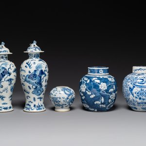 Een paar Chinese blauw-witte dekselvazen en drie potten, 19e eeuw — foto 1