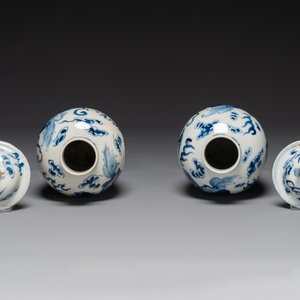 Een paar Chinese blauw-witte dekselvazen en drie potten, 19e eeuw — foto 5