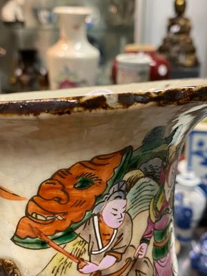 Een paar Chinese blauw-witte dekselvazen en een paar Nanking famille rose vazen, 19e eeuw — foto 11