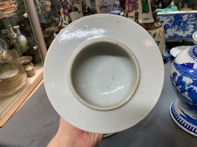 Een paar Chinese blauw-witte dekselvazen en een paar Nanking famille rose vazen, 19e eeuw — foto 8