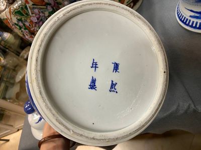 Een paar Chinese blauw-witte dekselvazen en een paar Nanking famille rose vazen, 19e eeuw — foto 9