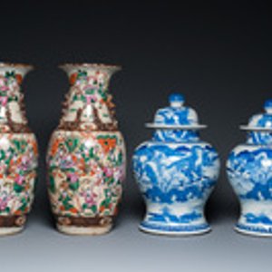 Een paar Chinese blauw-witte dekselvazen en een paar Nanking famille rose vazen, 19e eeuw — foto 2