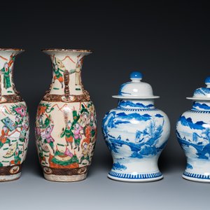 Een paar Chinese blauw-witte dekselvazen en een paar Nanking famille rose vazen, 19e eeuw — foto 3