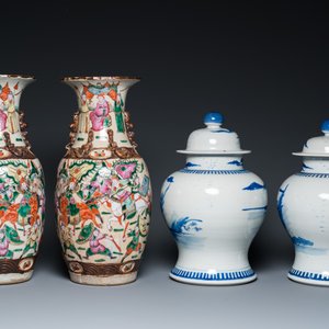 Een paar Chinese blauw-witte dekselvazen en een paar Nanking famille rose vazen, 19e eeuw — foto 4