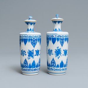 Een paar Chinese blauw-witte dekselvazen, Kangxi — foto 1