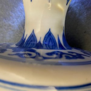 Een paar Chinese blauw-witte dekselvazen, Kangxi — foto 11