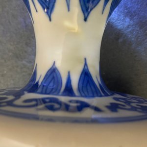 Een paar Chinese blauw-witte dekselvazen, Kangxi — foto 12