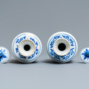 Een paar Chinese blauw-witte dekselvazen, Kangxi — foto 5
